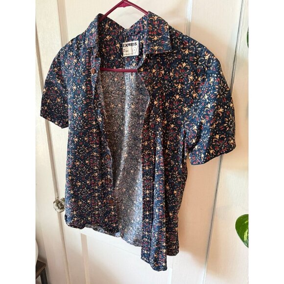 Express woman’s size small floral button-down shirt - Picture 2 of 9